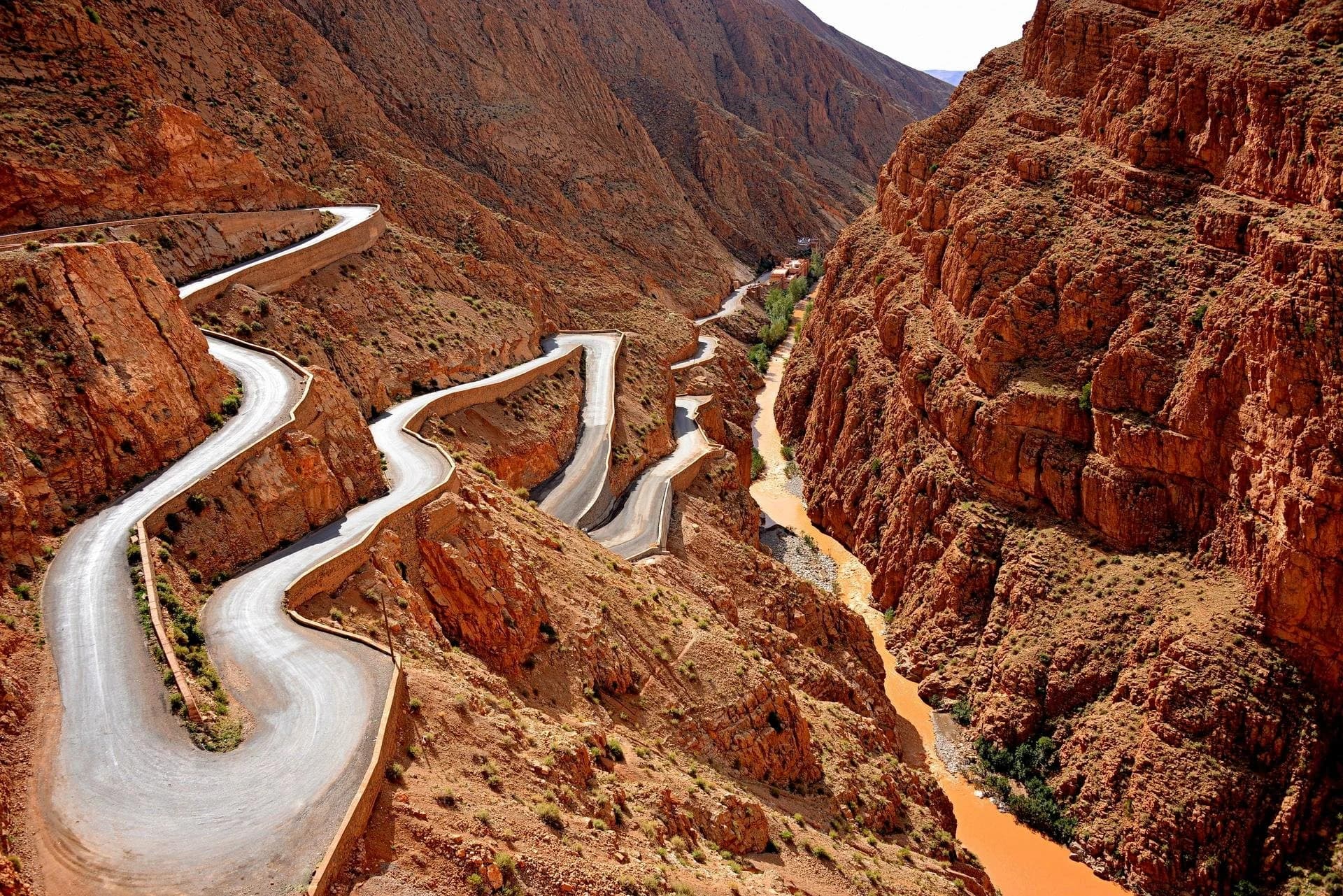Route en lacets dans les gorges du Dadès