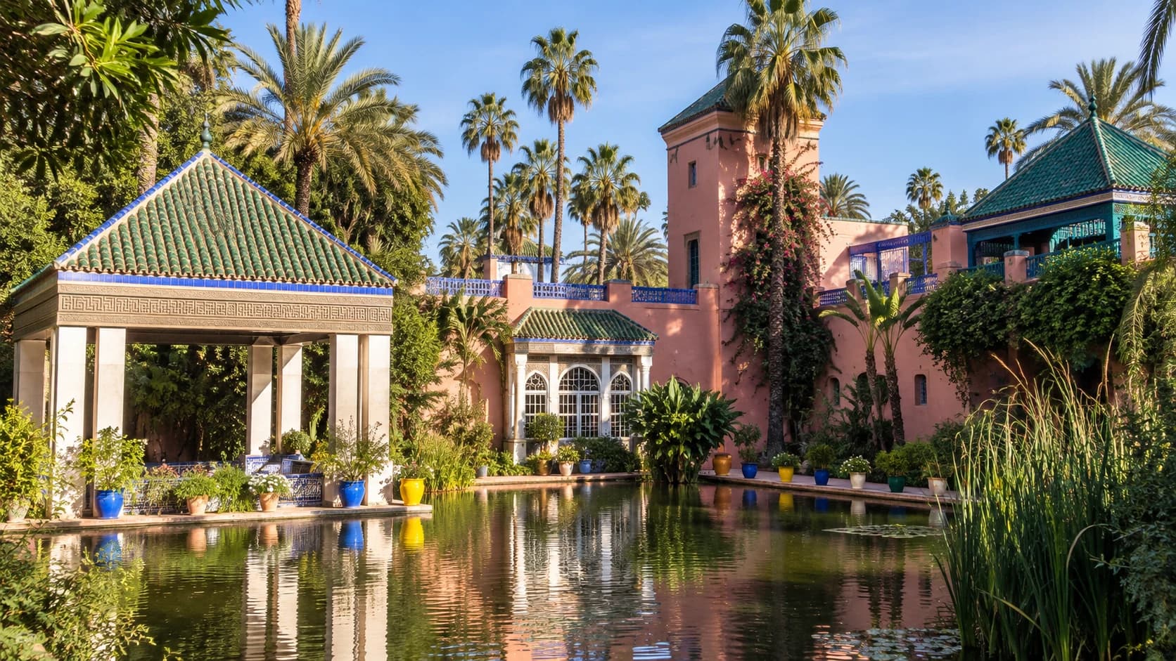 Jardin paisible aux pavillons de zellige et palmiers à Marrakech