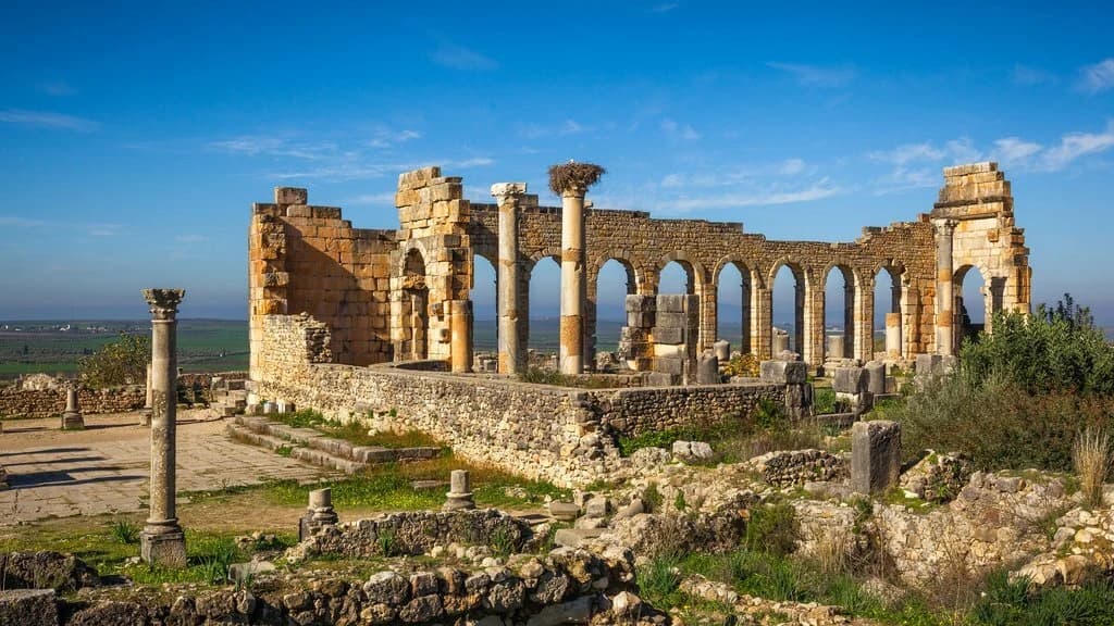 Ruines romaines de Volubilis sous un ciel bleu