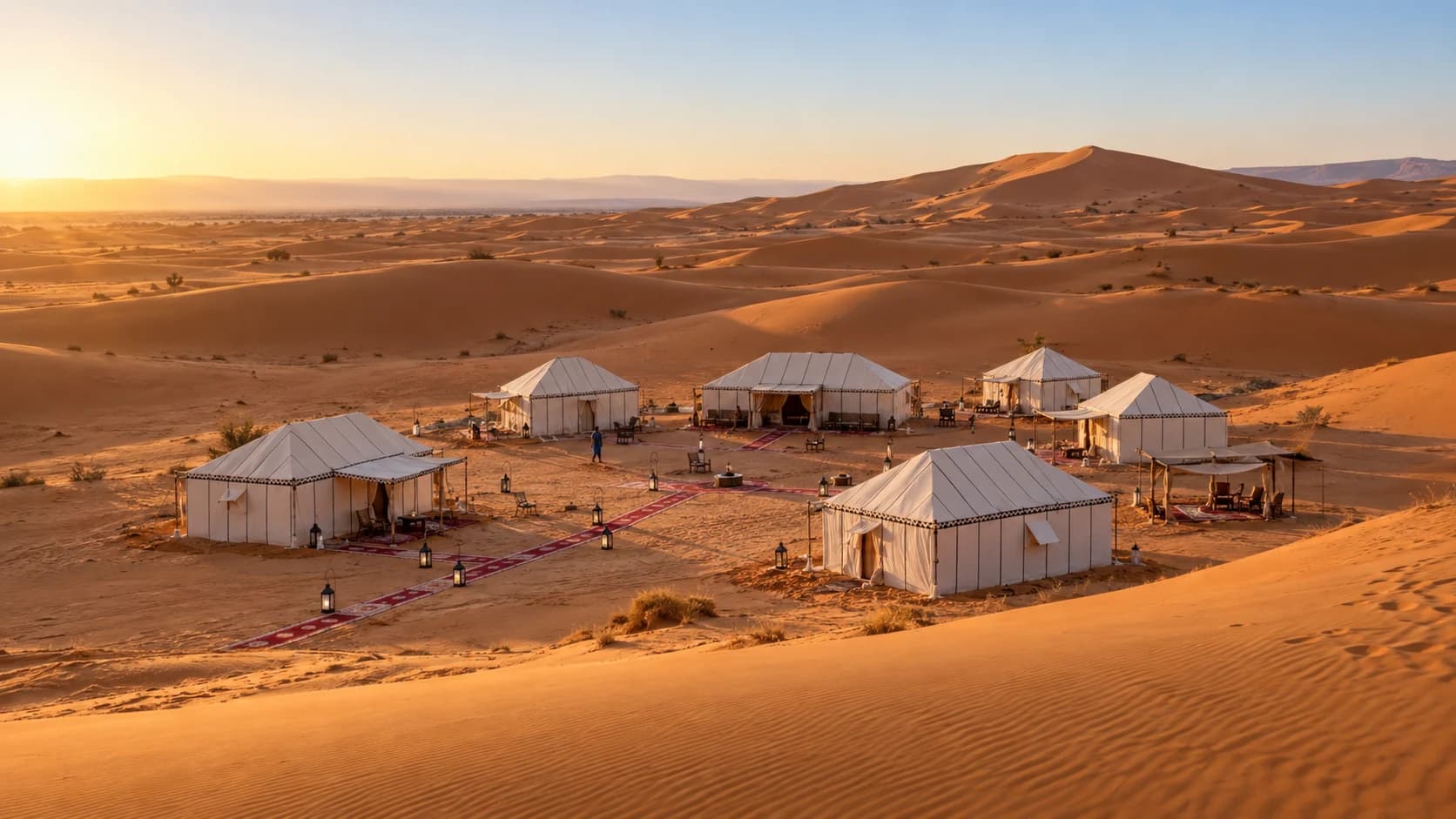Camp de tentes dans les dunes de l’Erg Chigaga au coucher du soleil