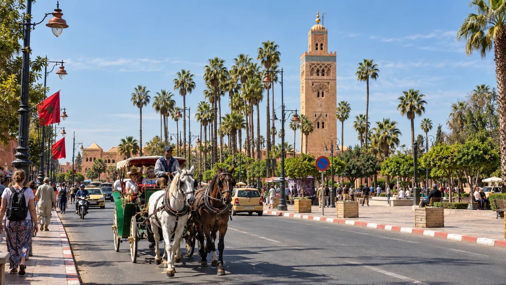 Calèche devant la Koutoubia et les palmiers de Marrakech