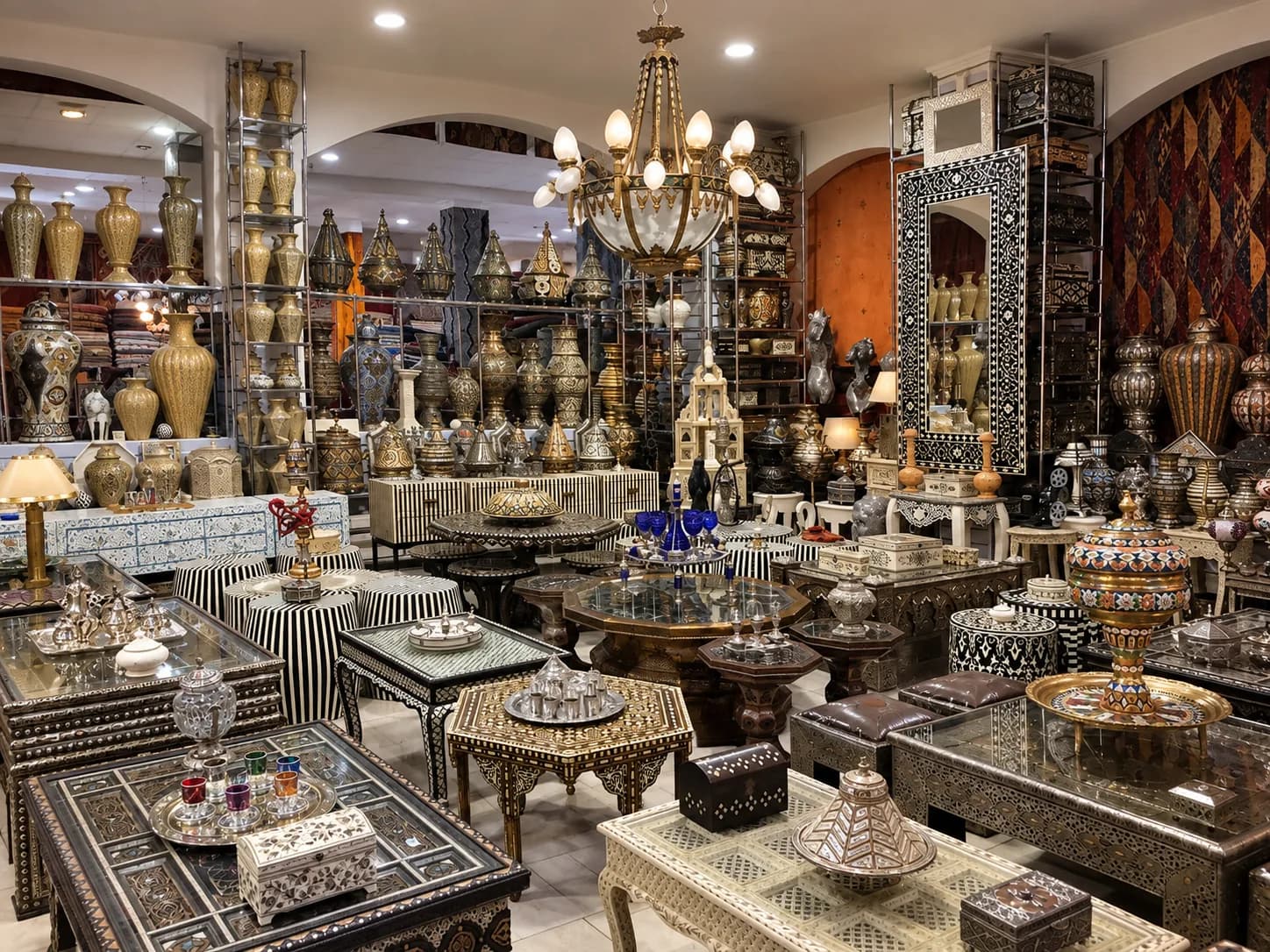 Showroom d’artisanat marocain : cuivre, marqueterie incrustée et tapis