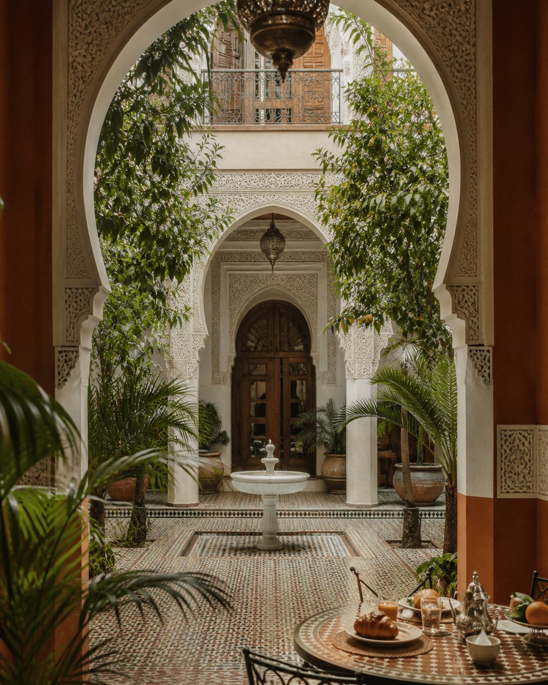 Cour intérieure d’un riad traditionnel de Marrakech, avec bassin et zelliges