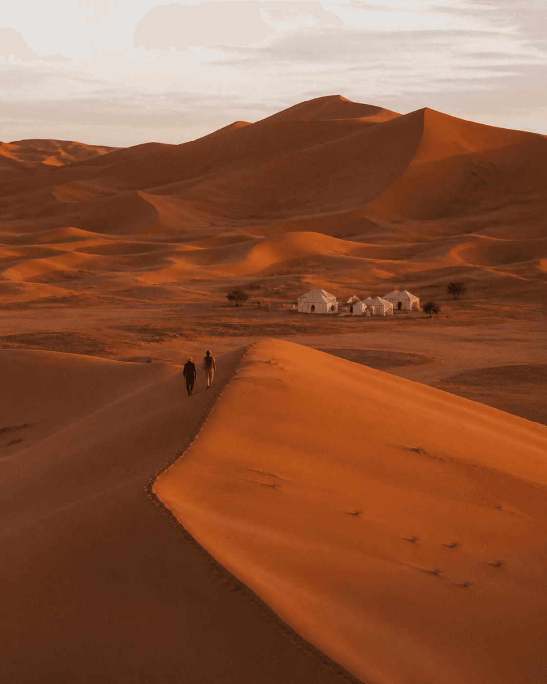 Marcheurs sur les dunes de l’Erg Chigaga au sud de M’hamid